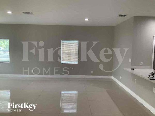 2835 Nw 14th St - Photo 4 of 10