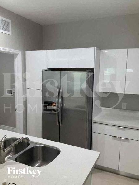 2835 Nw 14th St - Photo 5 of 10