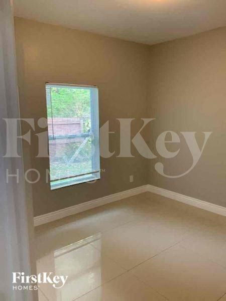 2835 Nw 14th St - Photo 7 of 10