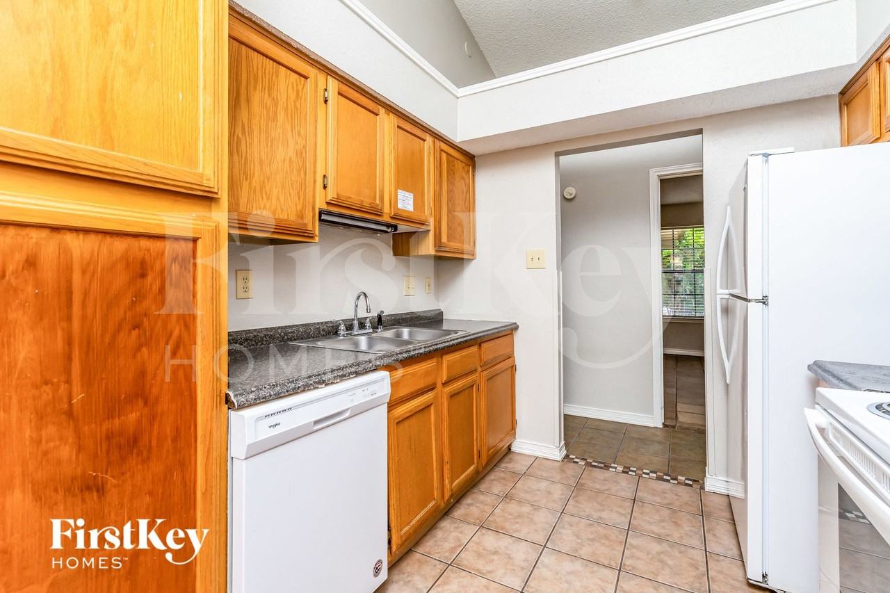 7440 Creekfall Dr - Photo 7 of 15