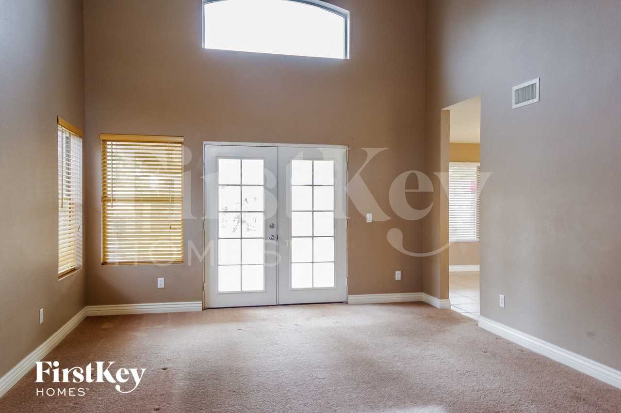 5011 W Oraibi Dr - Photo 3 of 15