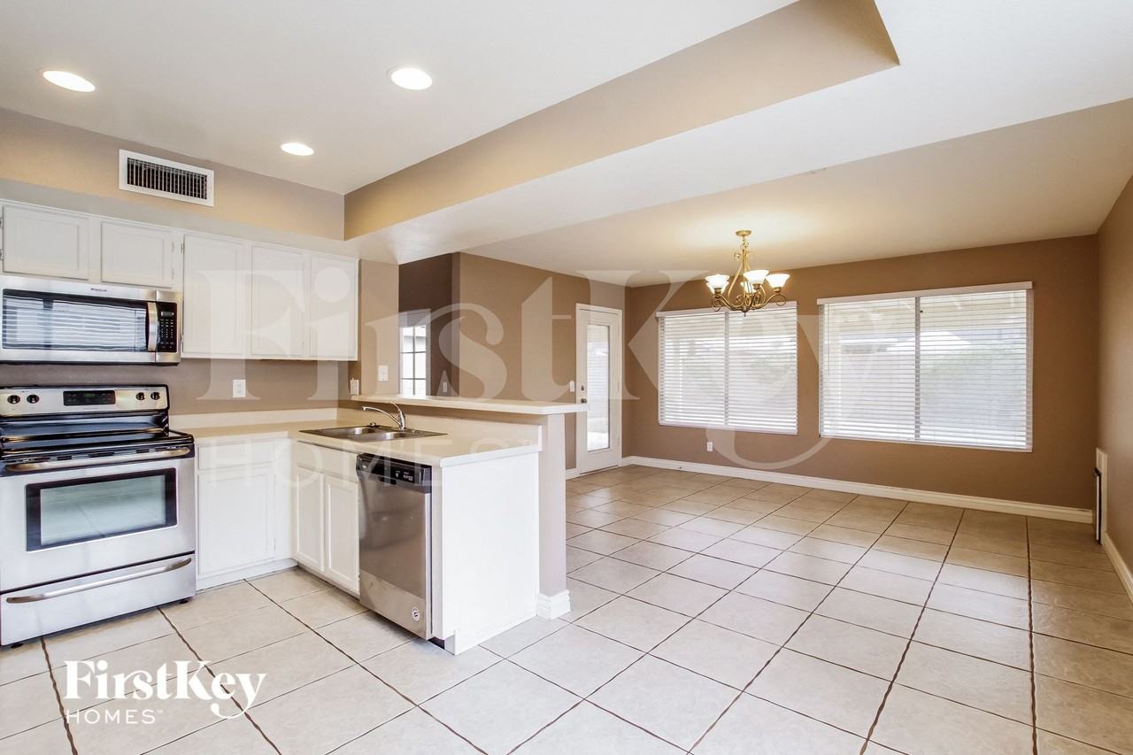 5011 W Oraibi Dr - Photo 6 of 15