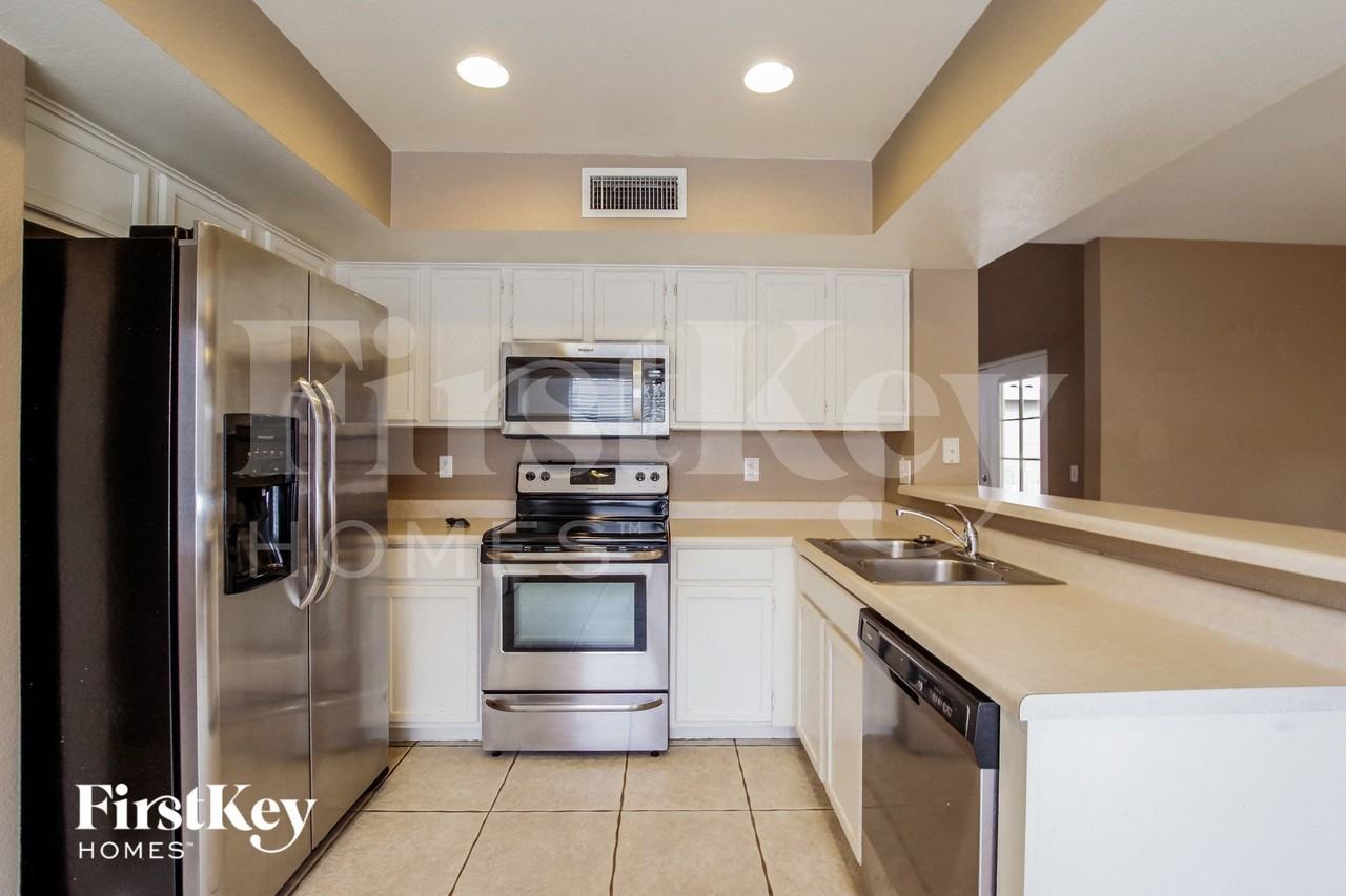 5011 W Oraibi Dr - Photo 7 of 15