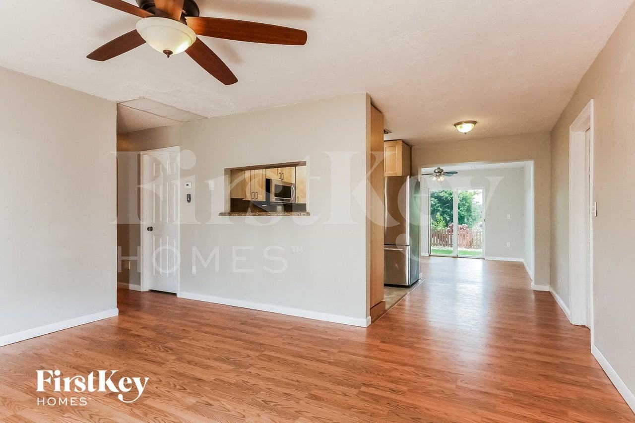 4310 Sw 24th St - Photo 4 of 15