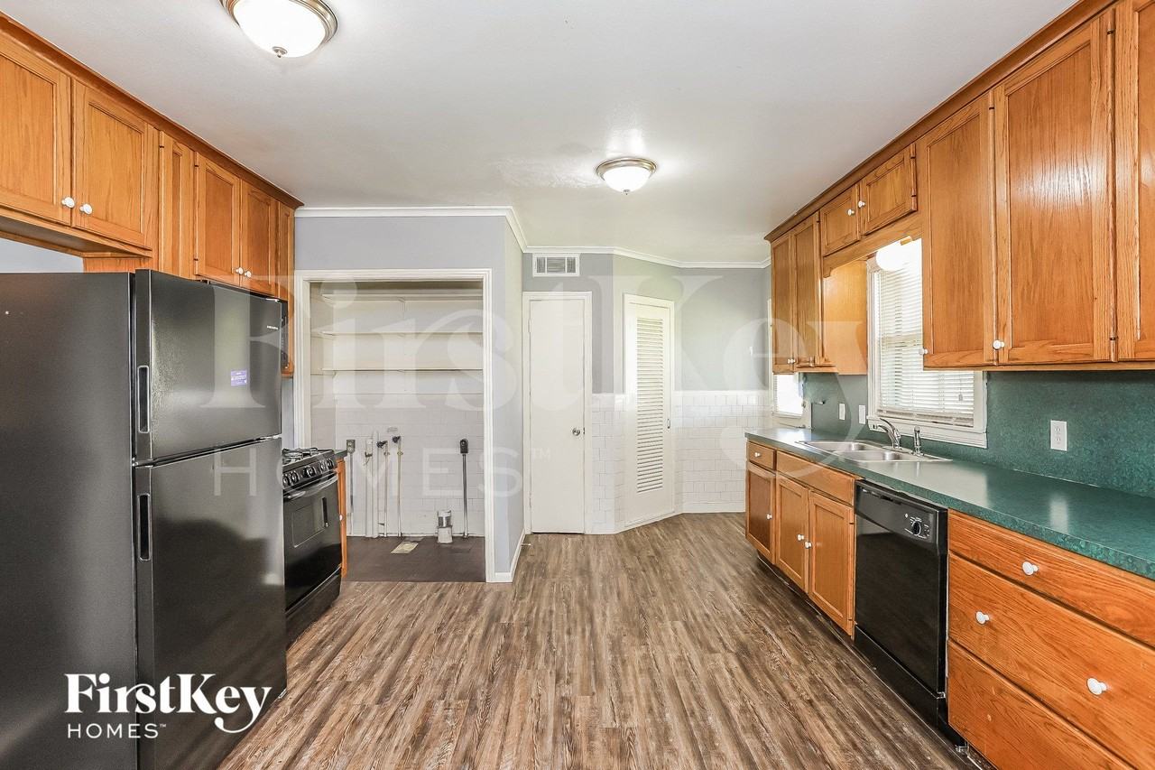 1225 19th Ave N - Photo 3 of 15