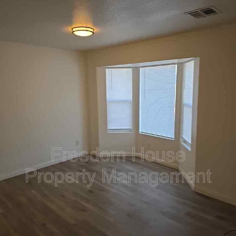 1640 Pershing Ave - Photo 4 of 16