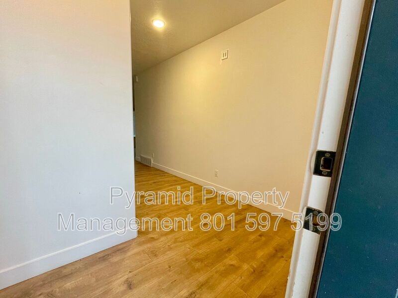 836 E St - Photo 2 of 31