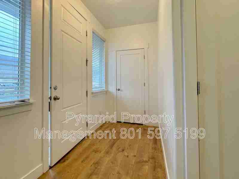 836 E St - Photo 3 of 31