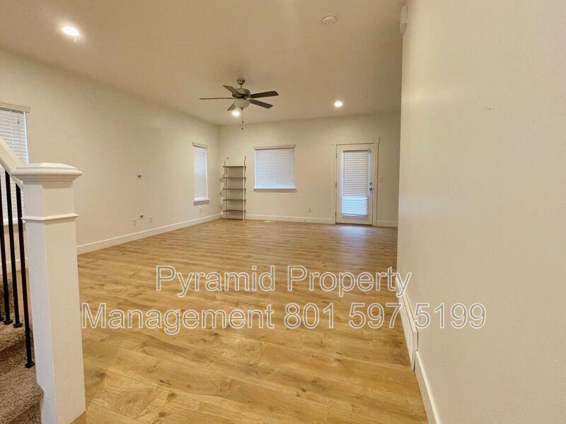 836 E St - Photo 4 of 31