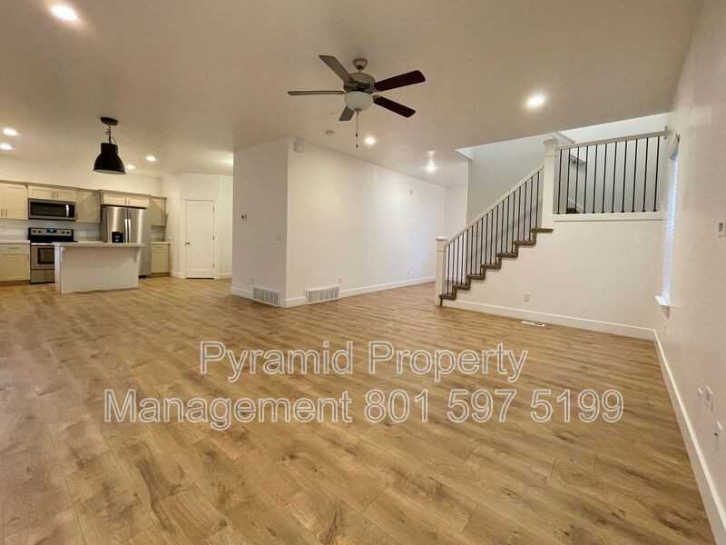 836 E St - Photo 5 of 31