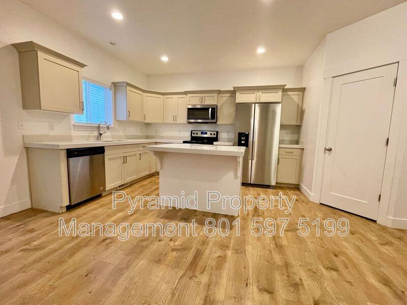 836 E St - Photo 7 of 31