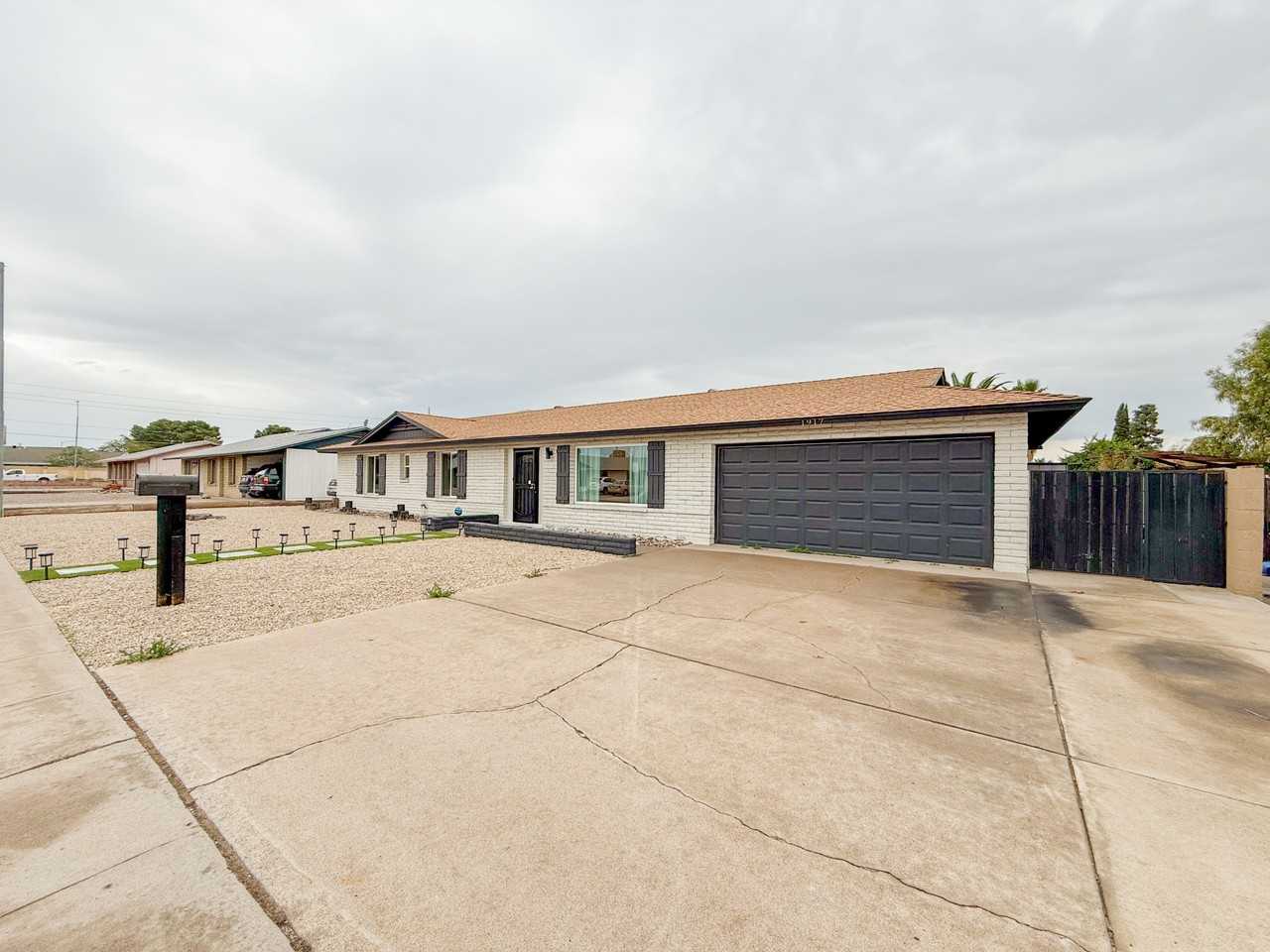 1917 W Topeka Dr - Photo 3 of 32