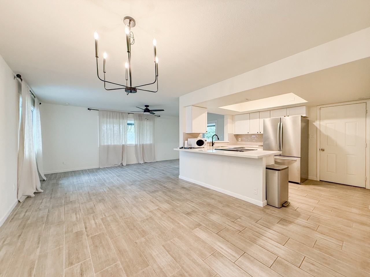 1917 W Topeka Dr - Photo 7 of 32