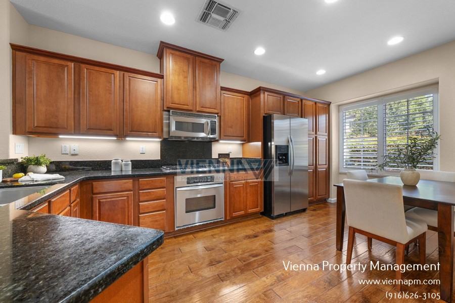 3705 Abby Ct - Photo 3 of 39