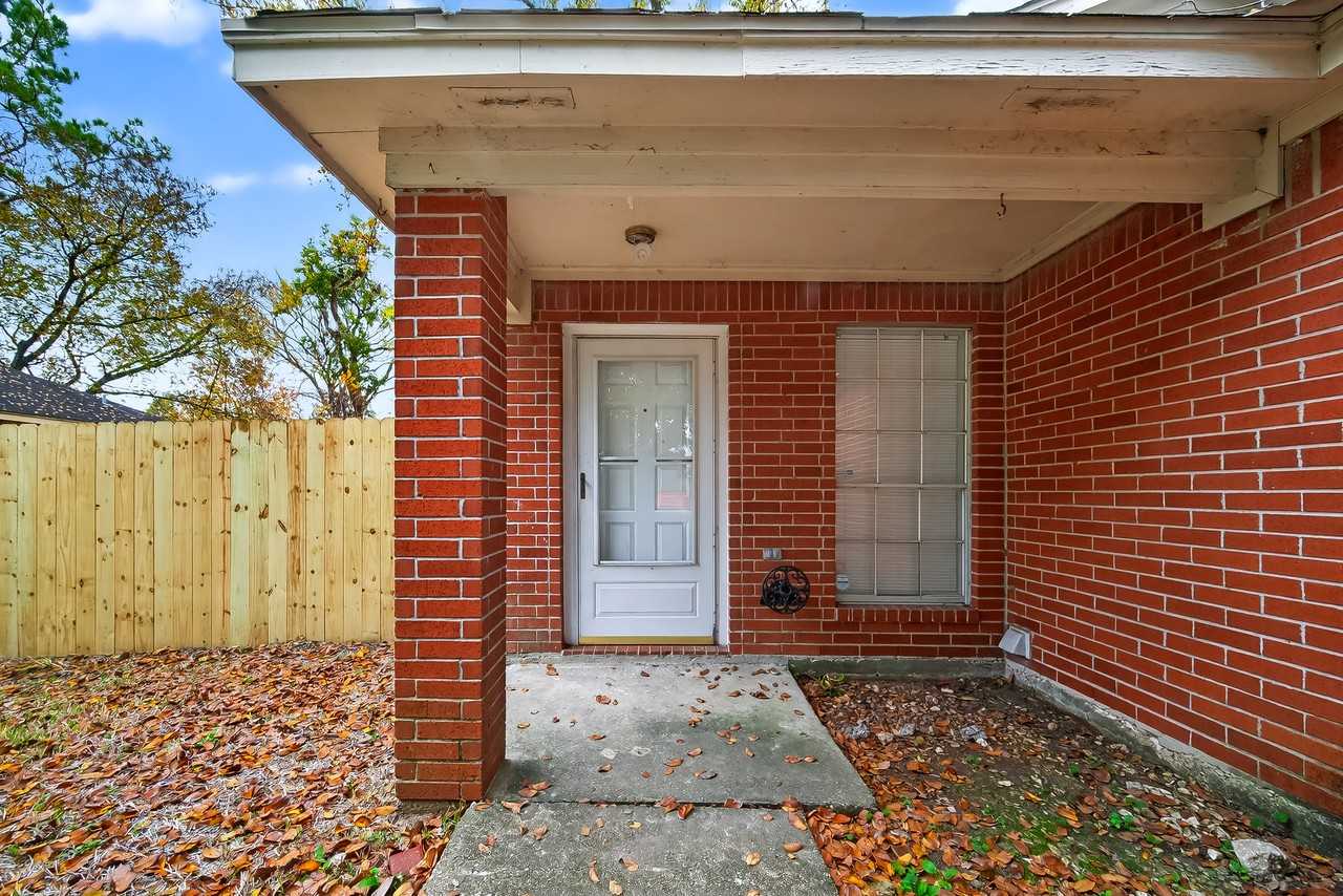 16022 Old River Rd - Photo 4 of 34