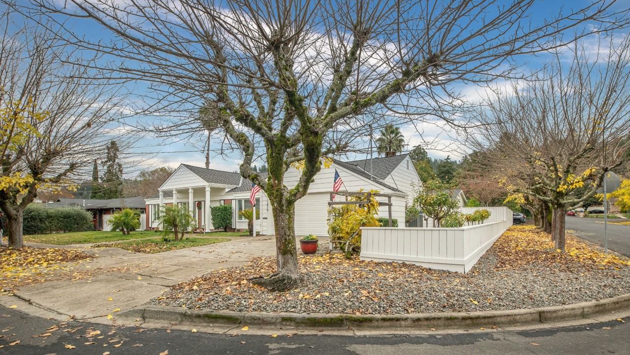 1819 Cedar St - Photo 4 of 10