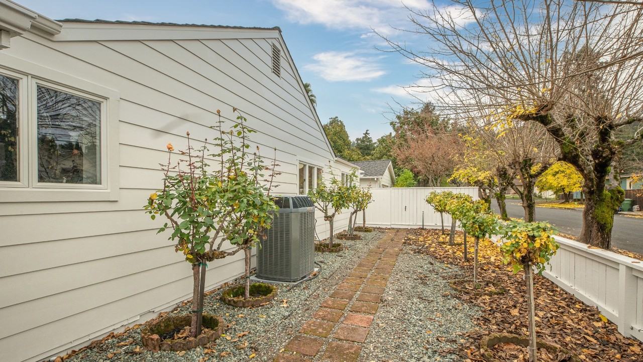 1819 Cedar St - Photo 5 of 10