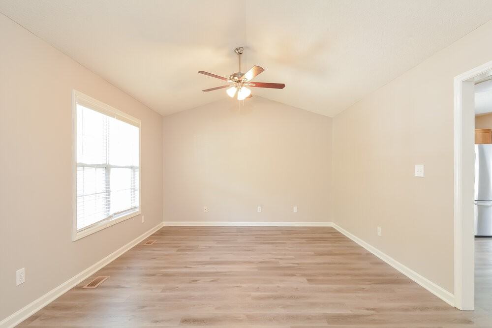 1256 Grovewood Dr - Photo 4 of 16