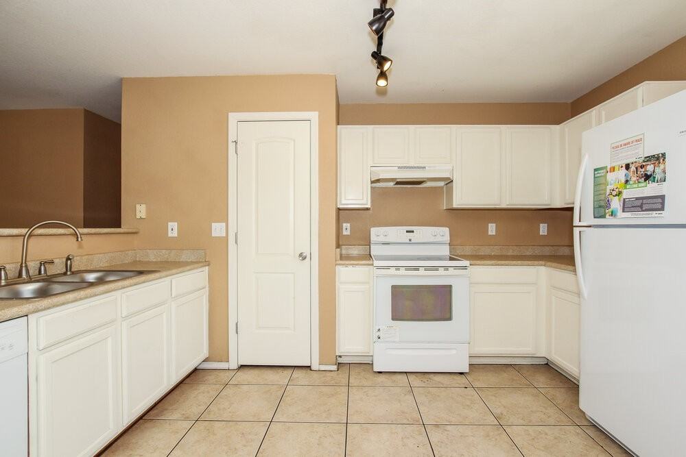 3012 W Running Deer Trl - Photo 5 of 17