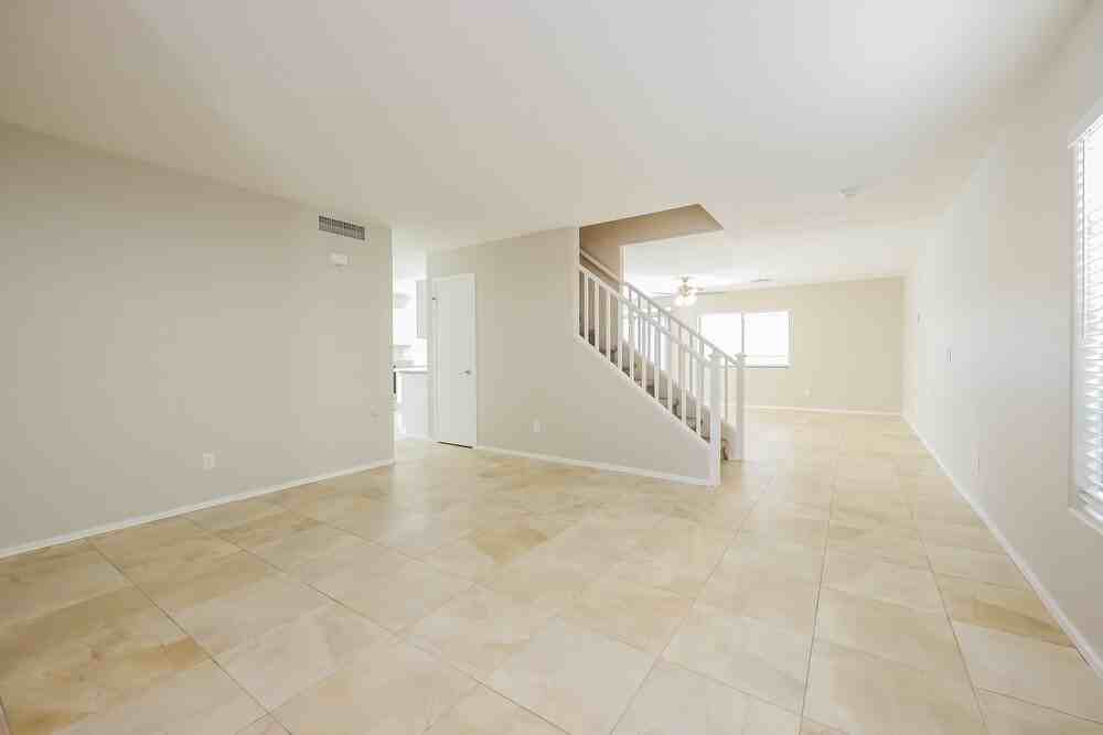 2255 E Parkside Ln - Photo 4 of 17