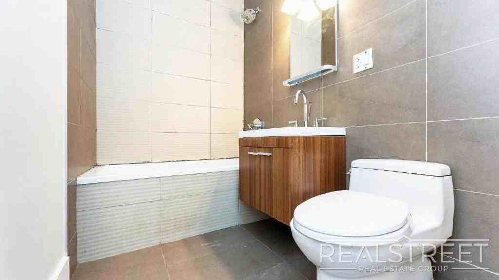 111 Dupont St #1R - Photo 7 of 8