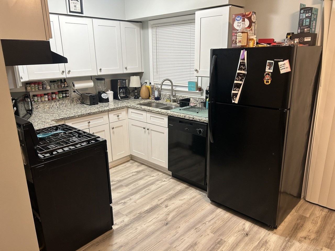 557 E Division St Unit 4 #4 - Photo 4 of 10