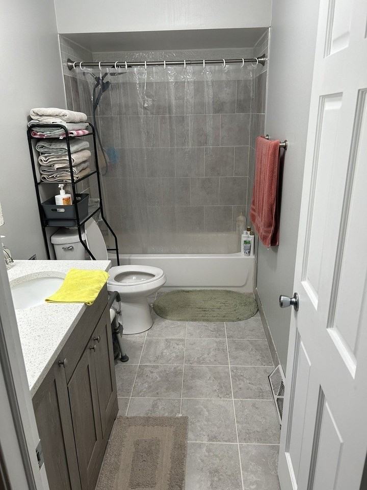 557 E Division St Unit 4 #4 - Photo 6 of 10