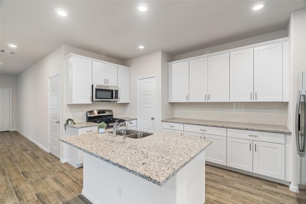 429 Wydown Dr - Photo 2 of 25