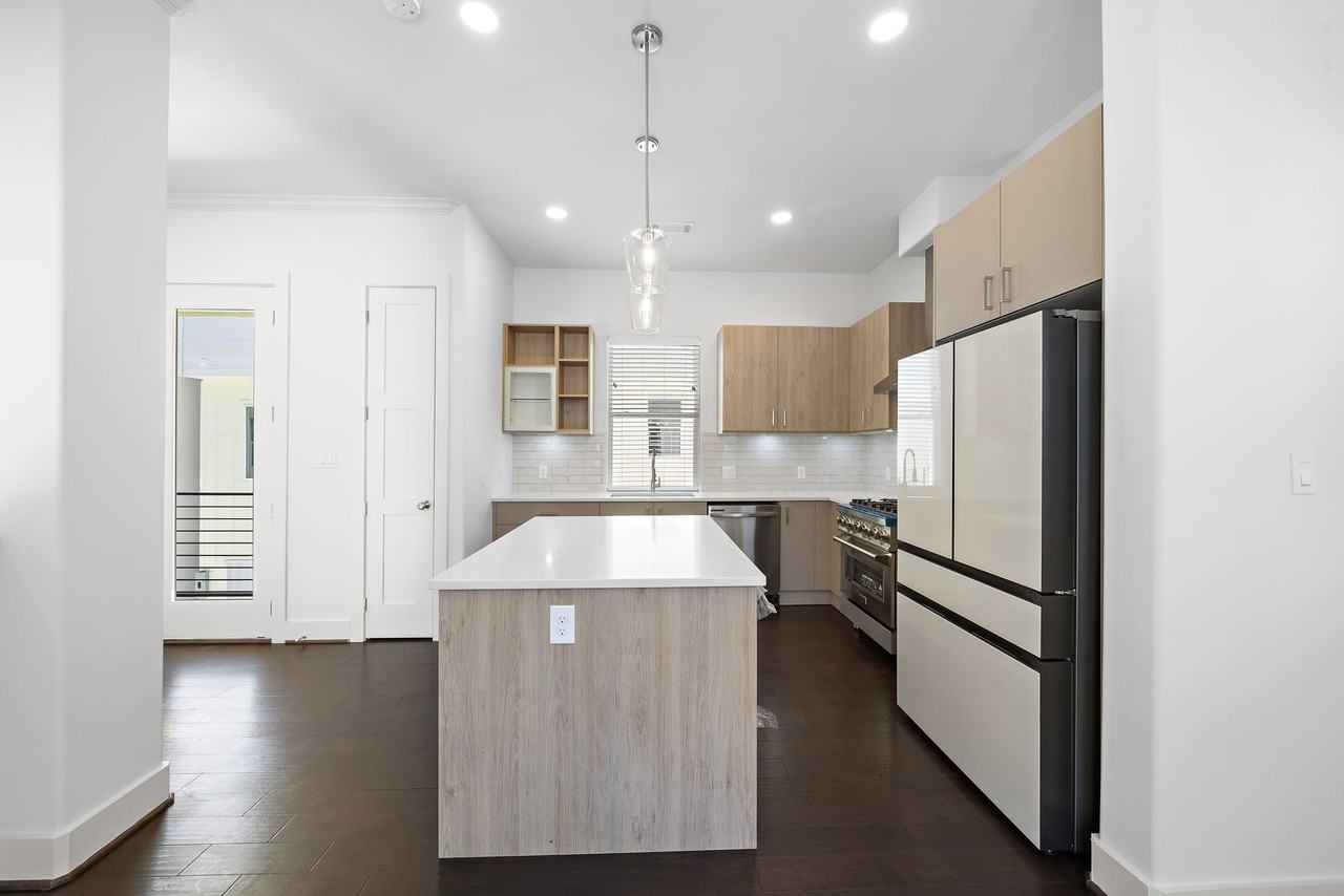 1015 W 24th St #1015B - Photo 3 of 19