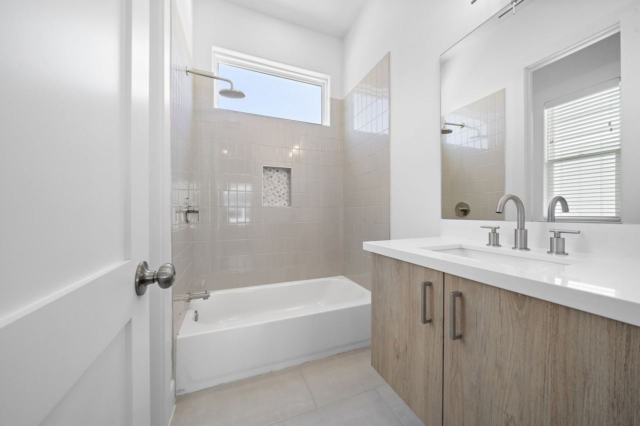 1015 W 24th St #1015B - Photo 4 of 19