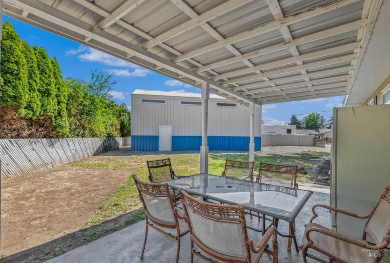 2047 10th Ave - Photo 3 of 13