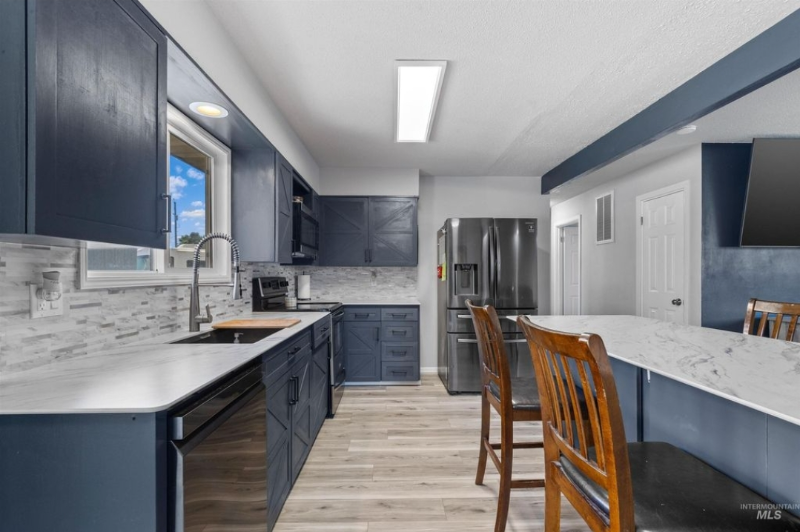 2047 10th Ave - Photo 4 of 13