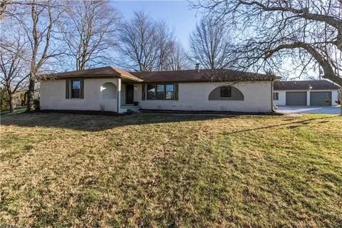 211 Hillview Dr - Photo 3 of 17