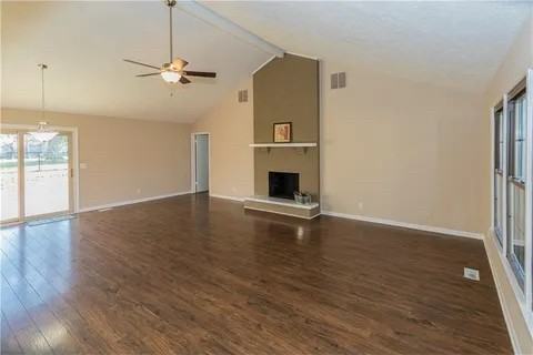 211 Hillview Dr - Photo 5 of 17