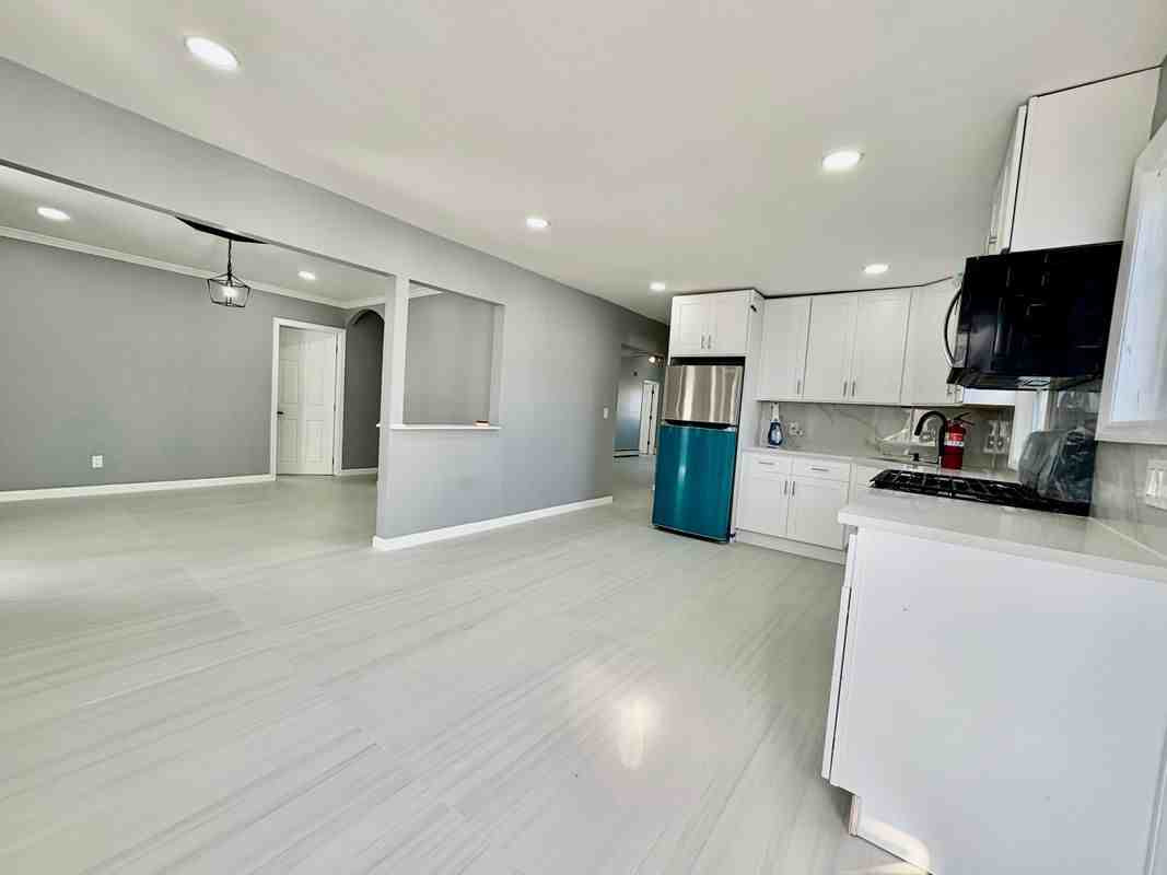 1712 Binnacle Rd - Photo 4 of 7