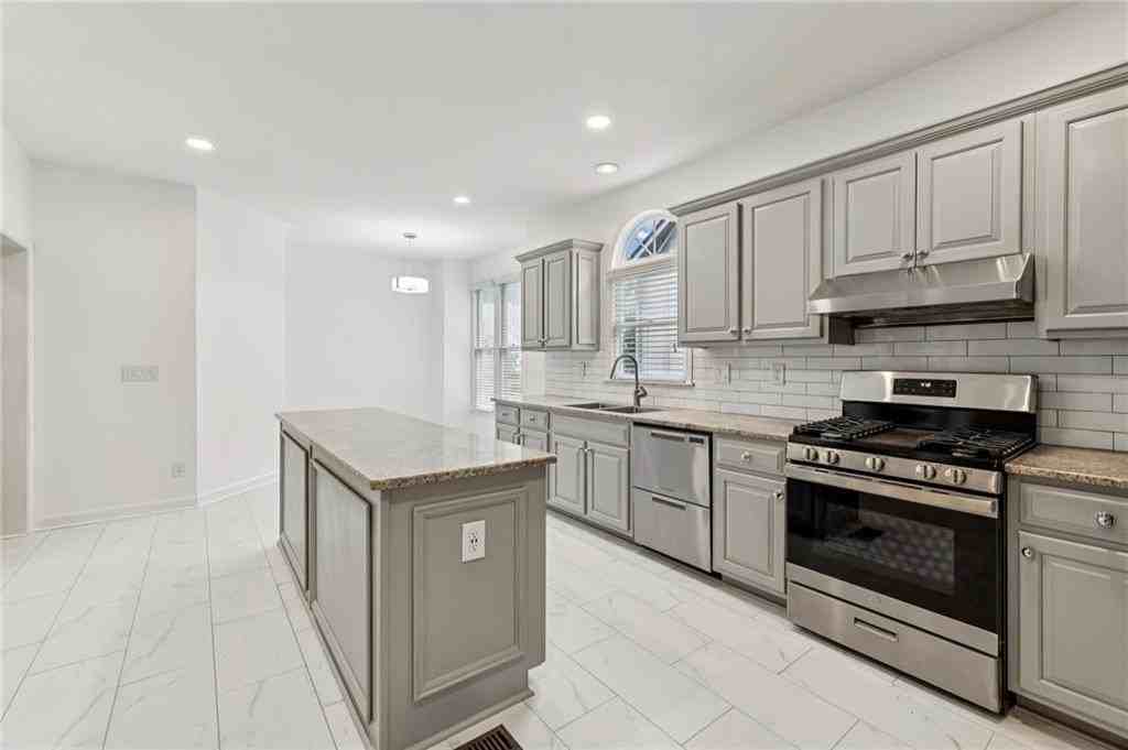 3740 Ashford Pt Ne - Photo 7 of 31