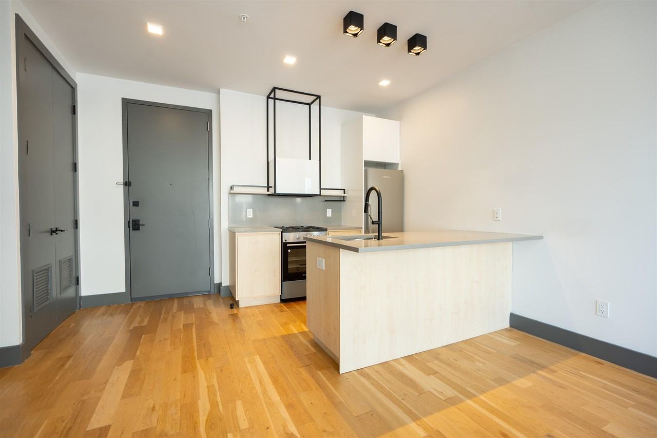 424 Arlington Ave #302 - Photo 6 of 43