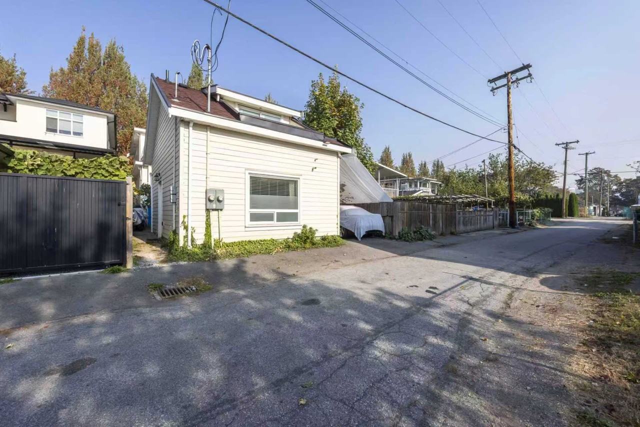 3162 Euclid Avenue - Photo 3 of 8