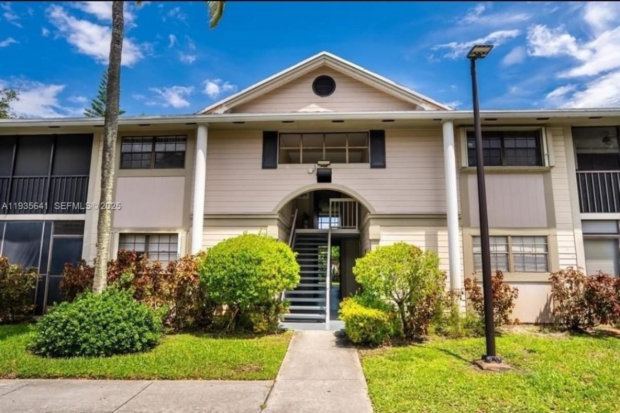 811 Ne 199th St #206-33 - Photo 3 of 11