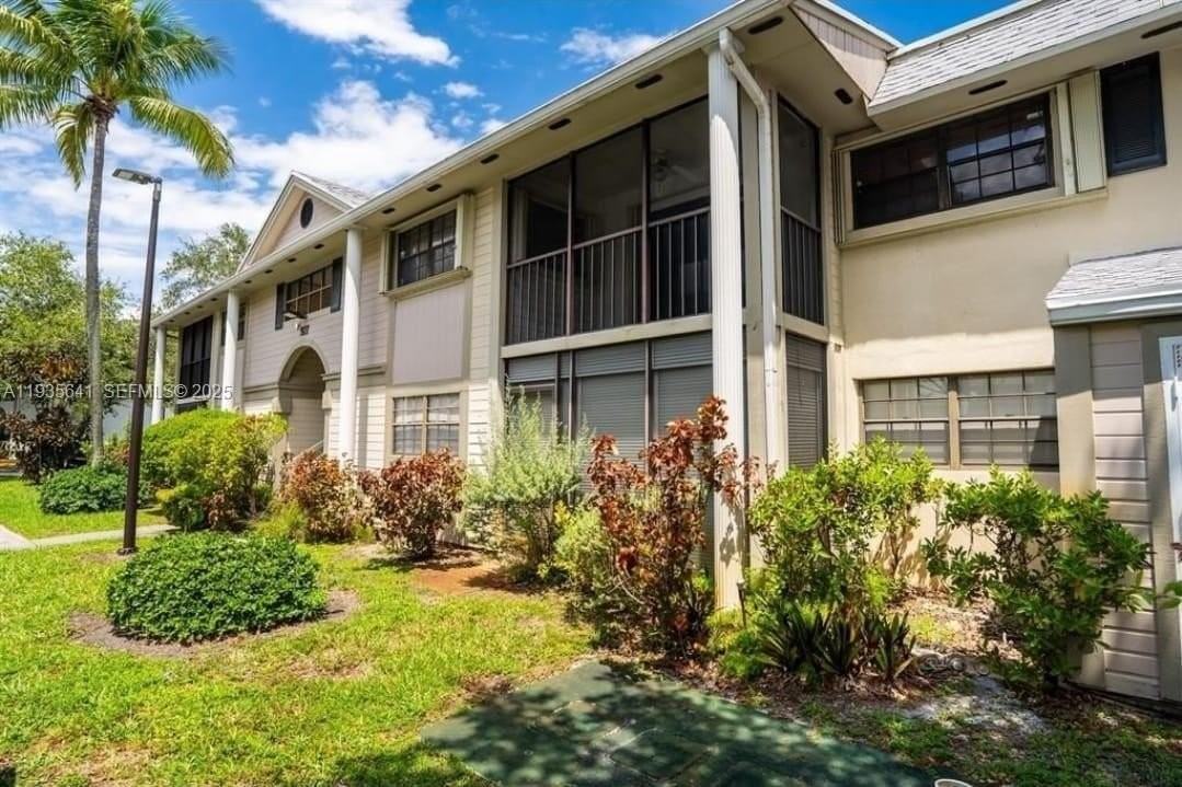 811 Ne 199th St #206-33 - Photo 4 of 11