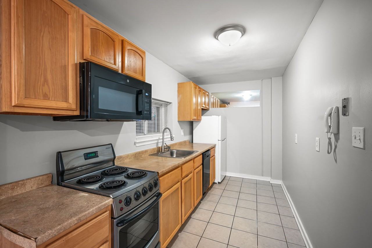 1734 Spruce St #1R - Photo 2 of 8