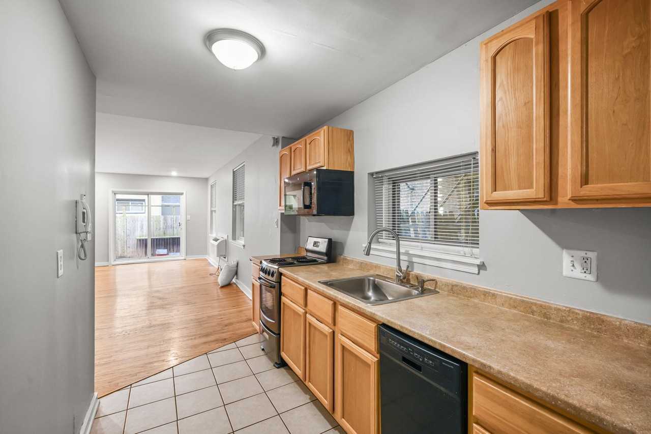 1734 Spruce St #1R - Photo 3 of 8