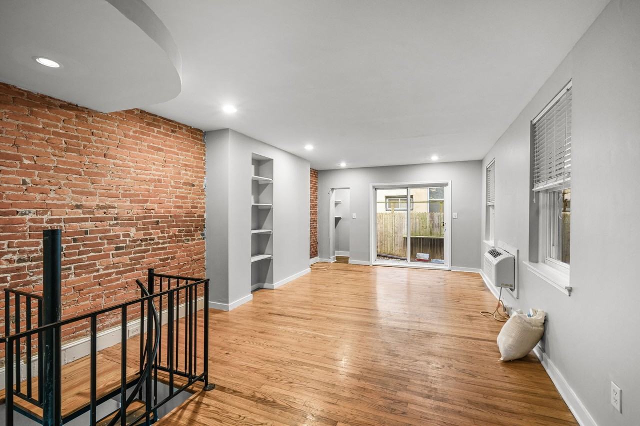 1734 Spruce St #1R - Photo 4 of 8