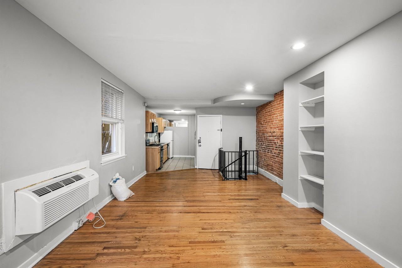 1734 Spruce St #1R - Photo 5 of 8