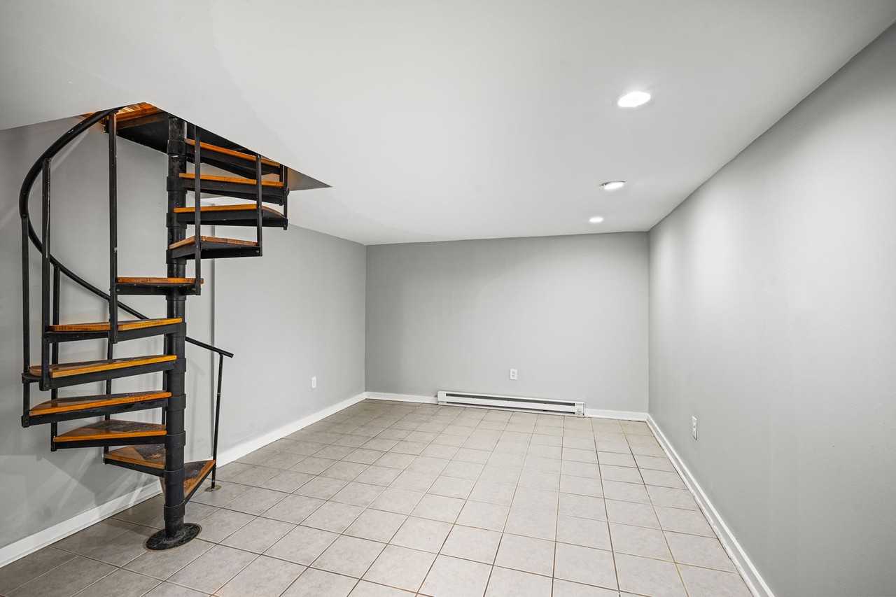 1734 Spruce St #1R - Photo 6 of 8