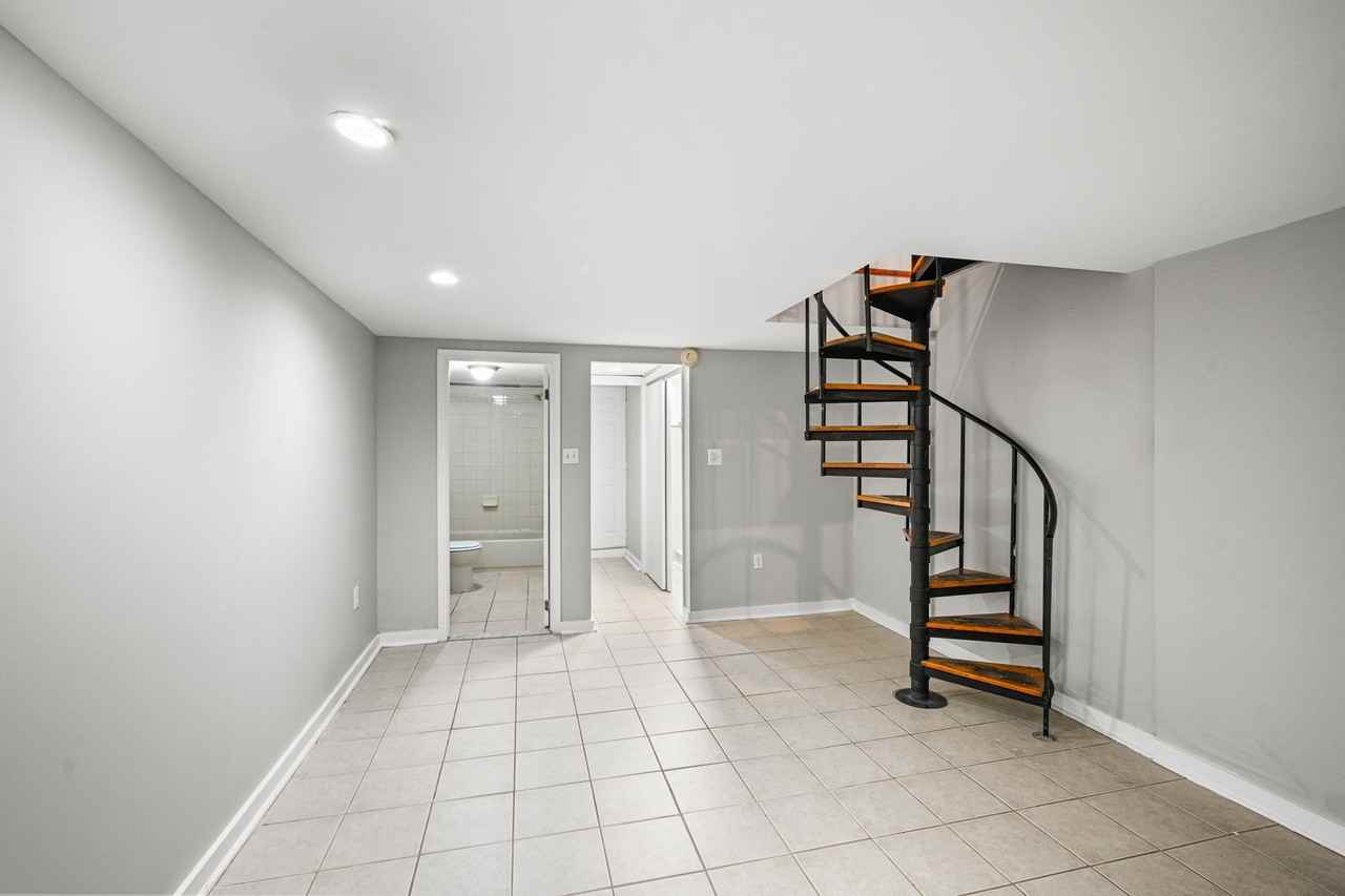 1734 Spruce St #1R - Photo 7 of 8