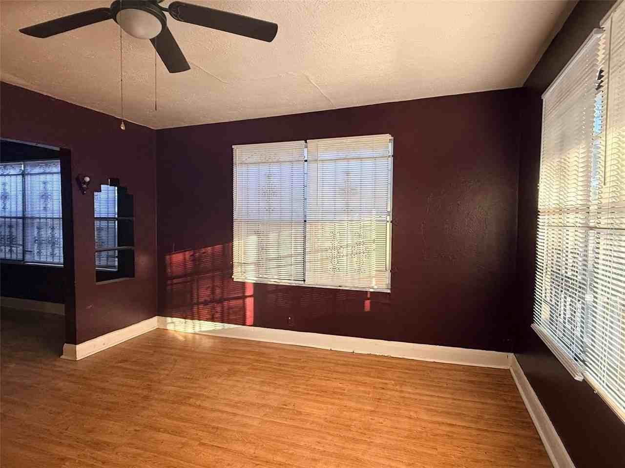 2912 Ybor St - Photo 3 of 24