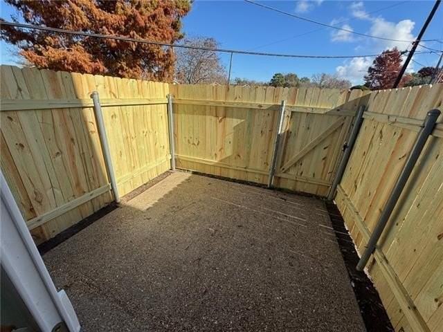 1016 Greenpoint Dr - Photo 5 of 16