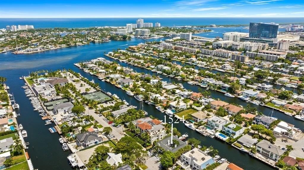 1524 Se 12th St #1 - Photo 2 of 31