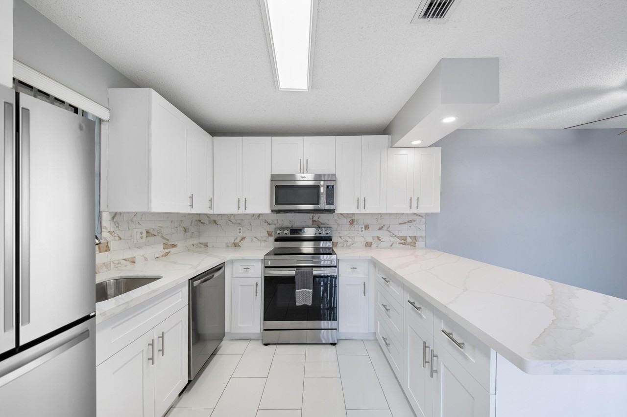 2508 Nw 99th Ave - Photo 5 of 26